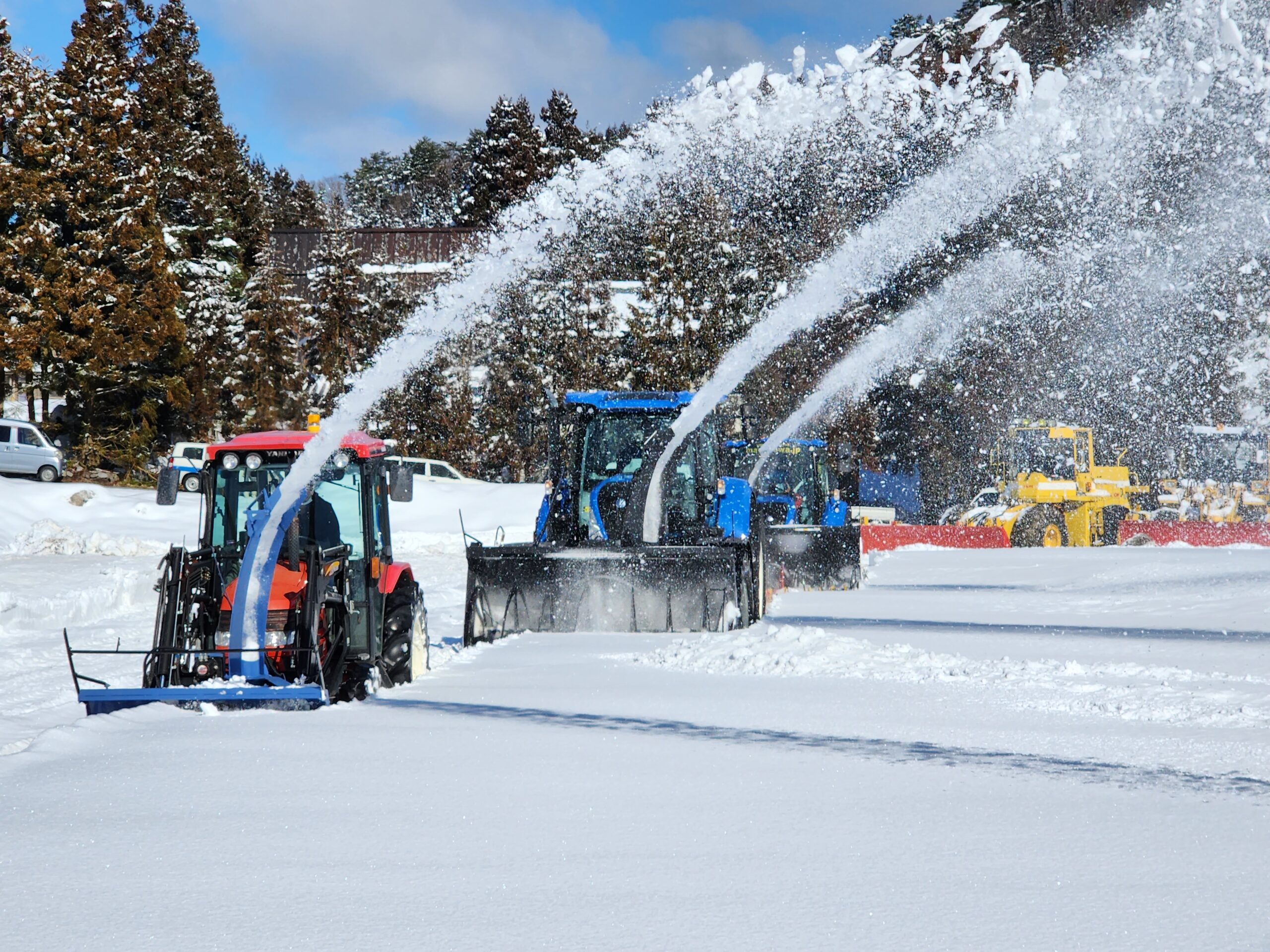 まえむき君3台、夢の競演 ― 第3回農業用トラクター除雪デモンストレーション